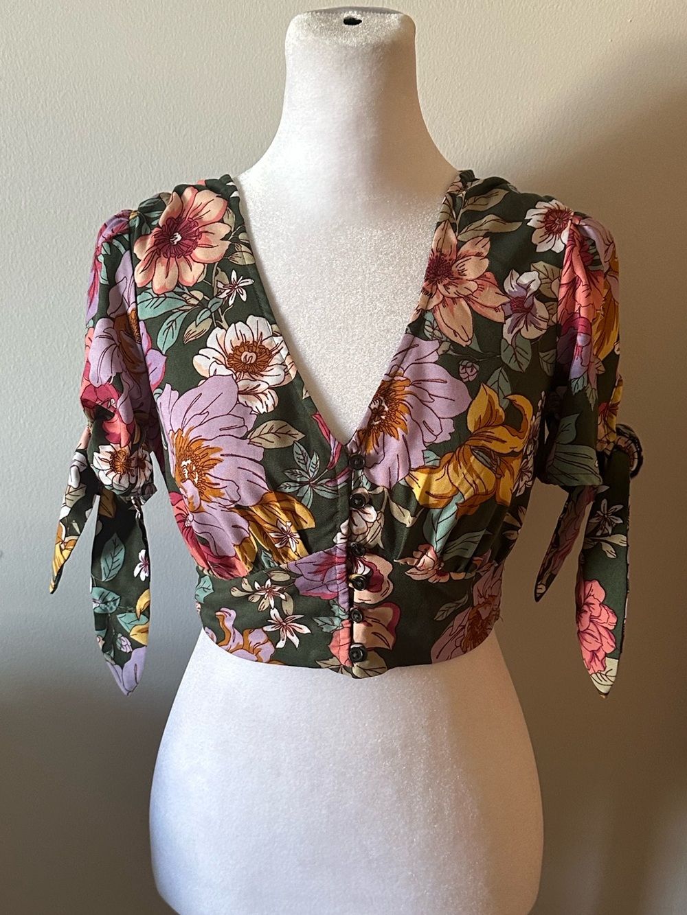 Dolls Hippie Boho Floral Tie-Sleeve V-Neck Crop Top in Olive Green- Women’s - Picture 2 of 4